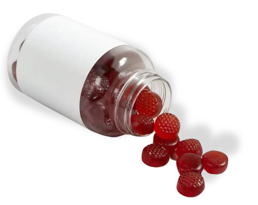 Frasco transparente volcado con una etiqueta en blanco derramando gomitas rojas texturizadas, ilustrando nuestro modelo de marca blanca de gomitas listas para llevar tu logotipo.