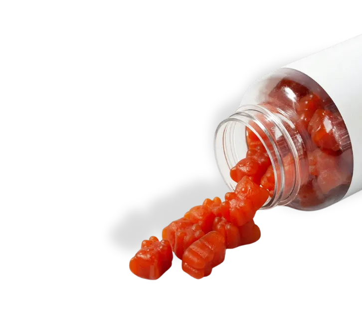 Frasco transparente con etiqueta en blanco derramando gomitas naranjas en forma de oso, representando nuestro servicio integral de fabricación y maquila de gomitas para marcas propias.